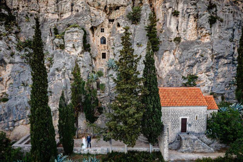 Brautpaar vor Felsenwand bei Hochzeit in Kroatien