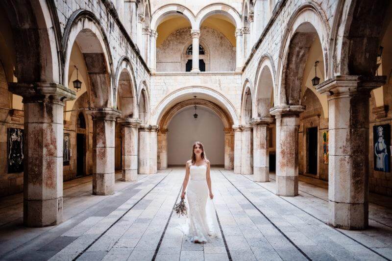 Braut in Palast bei Hochzeit in Kroatien