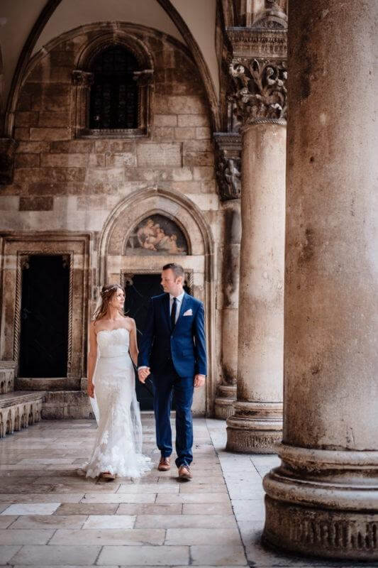 Brautpaar in Palast bei Hochzeit in Kroatien