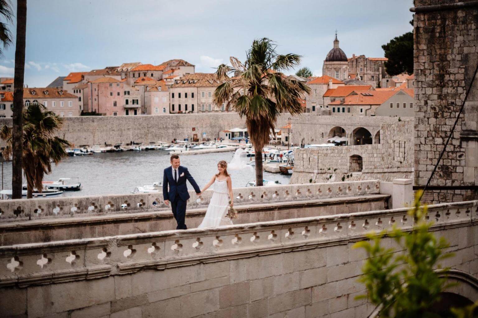 Brautpaar auf Brücke bei Hochzeit in Kroatien