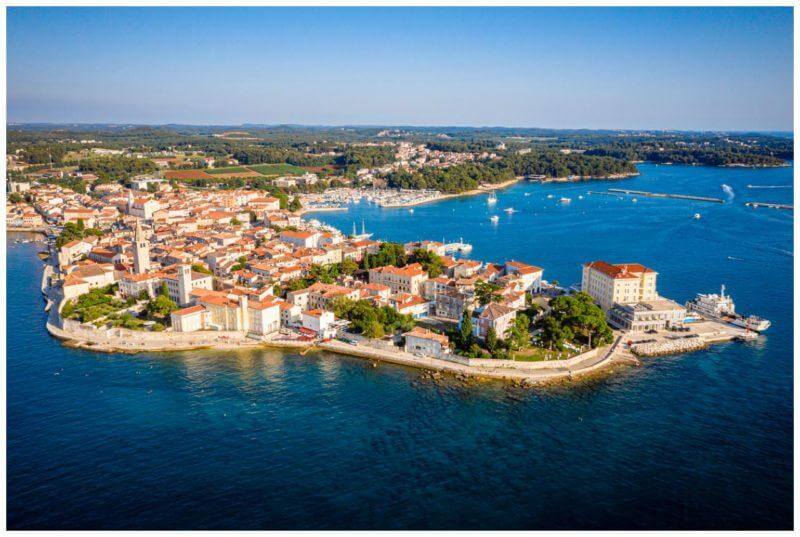 Stadt auf Halbinsel in Kroatien