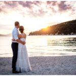 Brautpaar am Strand bei Hochzeit Sonnenuntergang in Kroatien