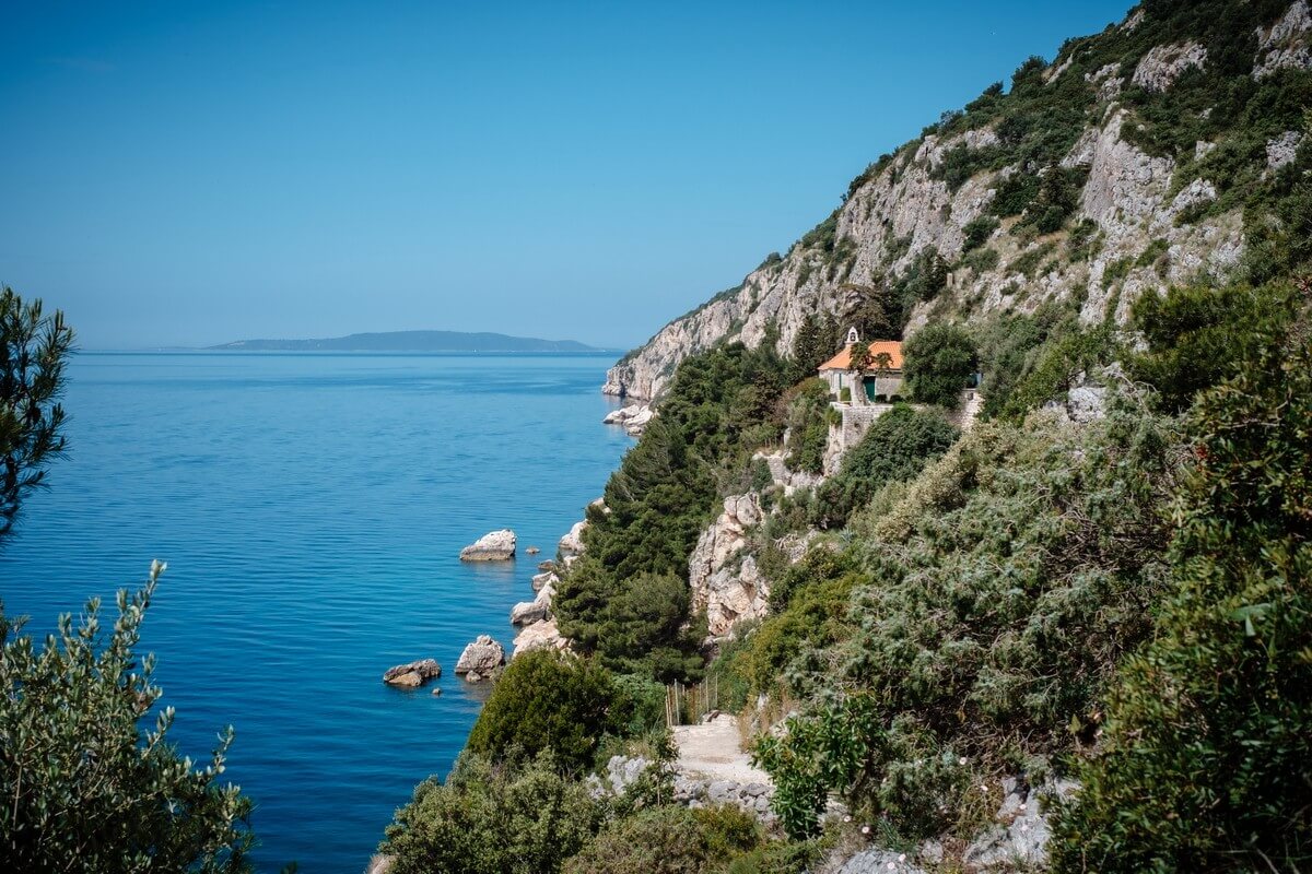 Ausblick auf Steinklippen und Meer in Kroatien