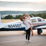 Brautpaar vor Privatflieger für Hochzeit in Kroatien