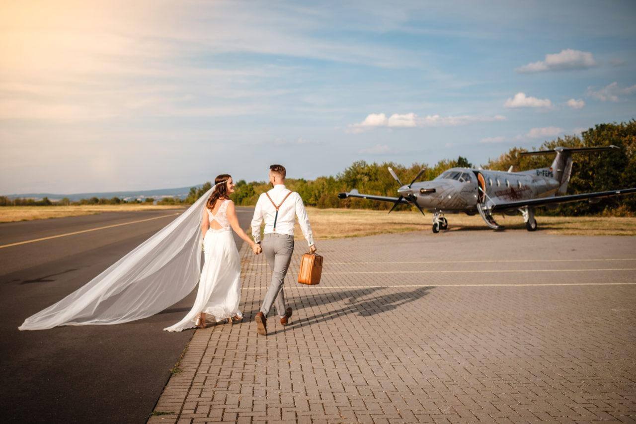 Brautpaar vor Privatflieger für Hochzeit in Kroatien