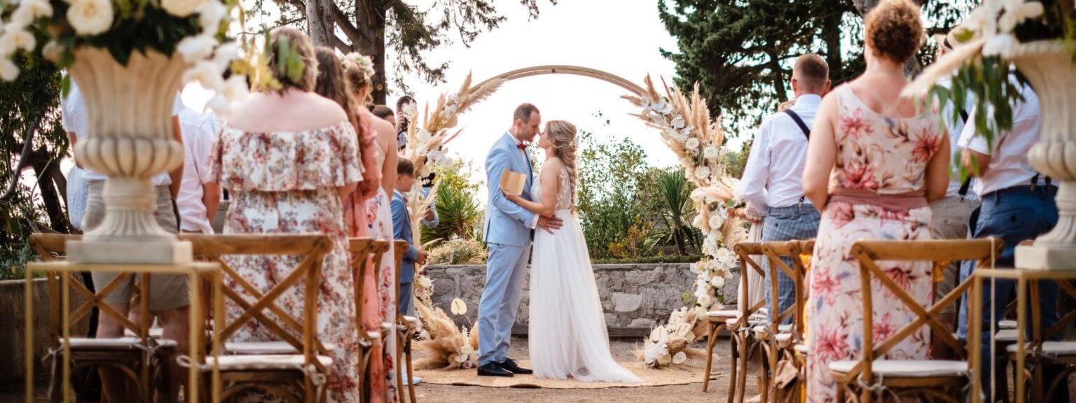 Hochzeit in Kroatien in einem alten Klostergarten