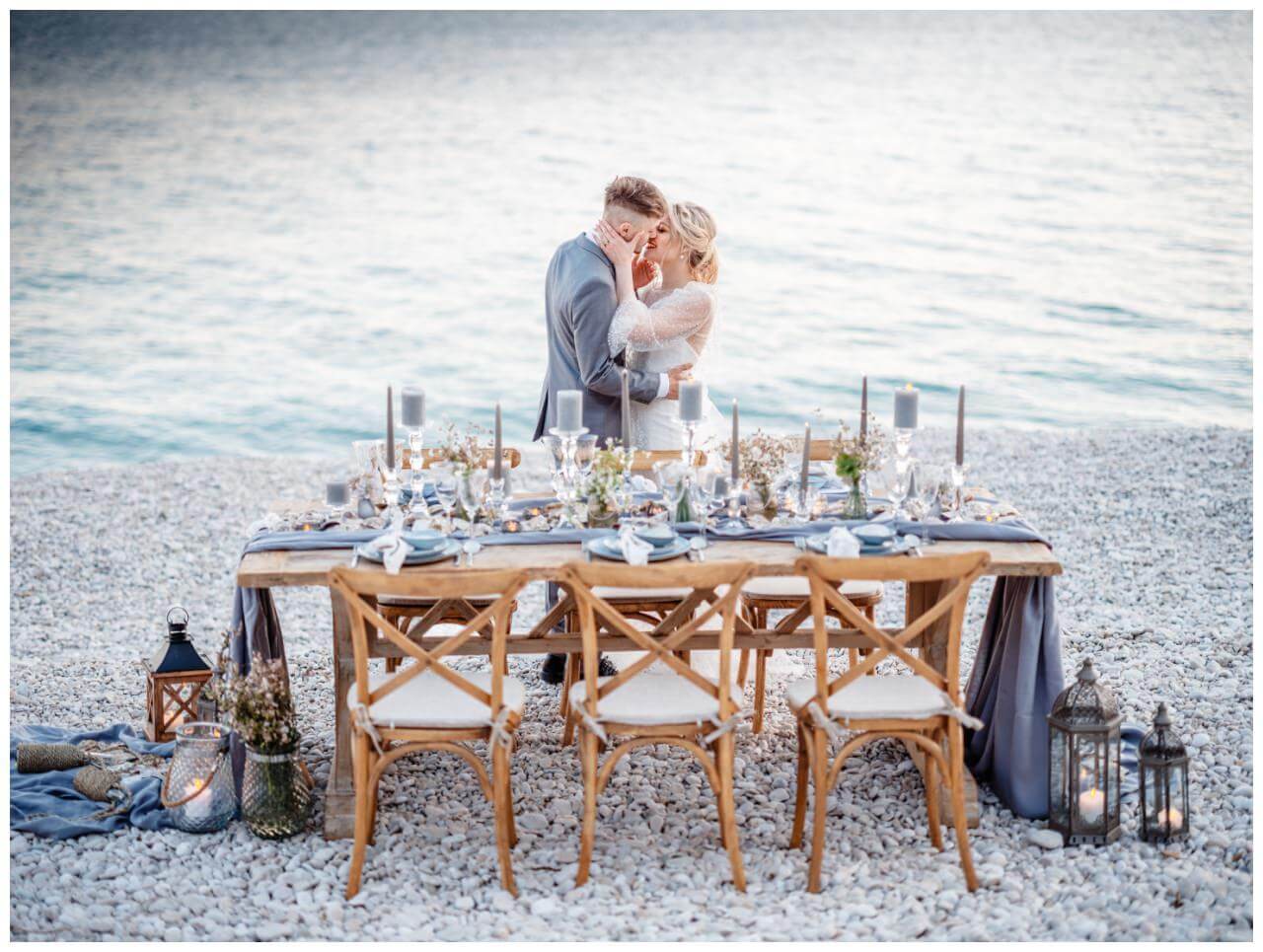 Hochzeit in Kroatien Paarshooting am Meer Brautkleid
