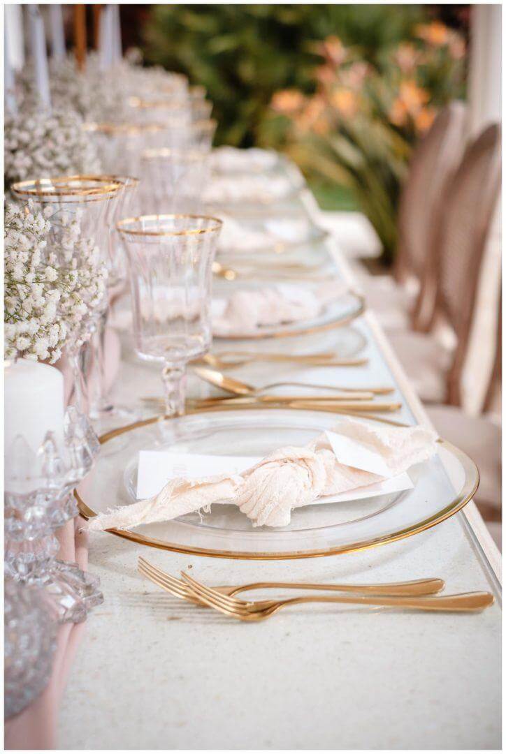 Tischdeko Hochzeit in rosa und gold mit Schleierkraut