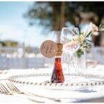 Gastgeschenke auf Tischen bei Hochzeit in Kroatien Schnaps