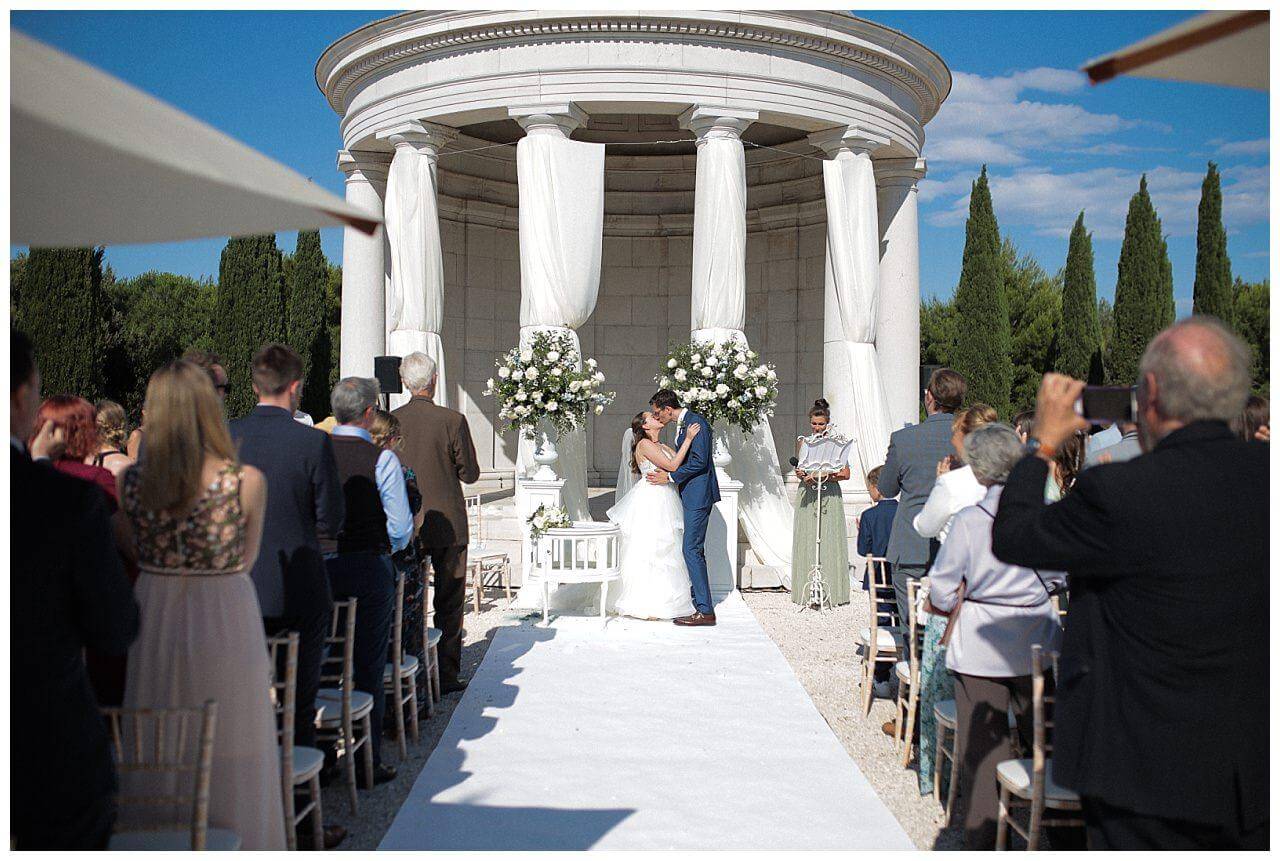 Brautpaar bei freier Trauung in weiß in Istrien Kroatien