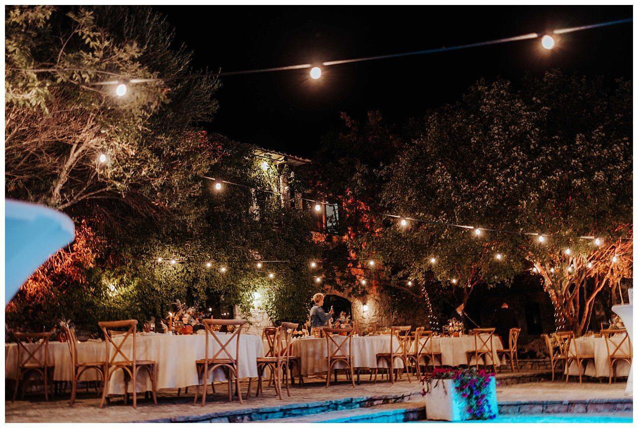 Hochtzeits Tische am Pool am Abend mit Lichterkette bei einer Hochzeit auf der Insel Brac in Kroatien