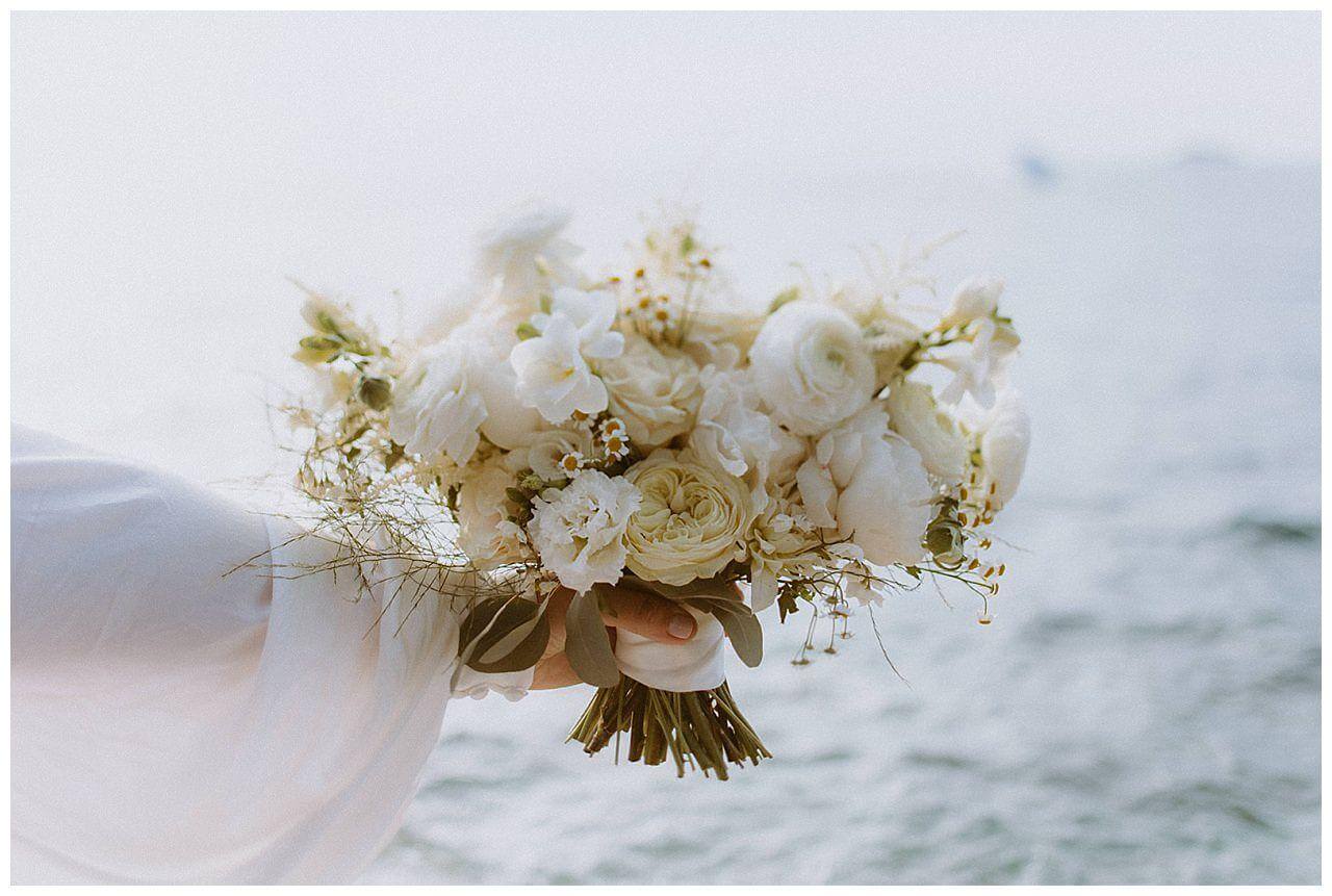 Brautstrauß in weiß und creme weiß für eine Hochzeit in Istrien Kroatien