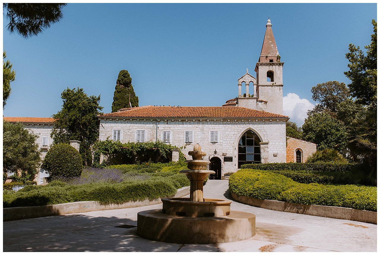Kirche weiß orange mit Brunnen bei einer Hochzeit in Istrien Kroatien