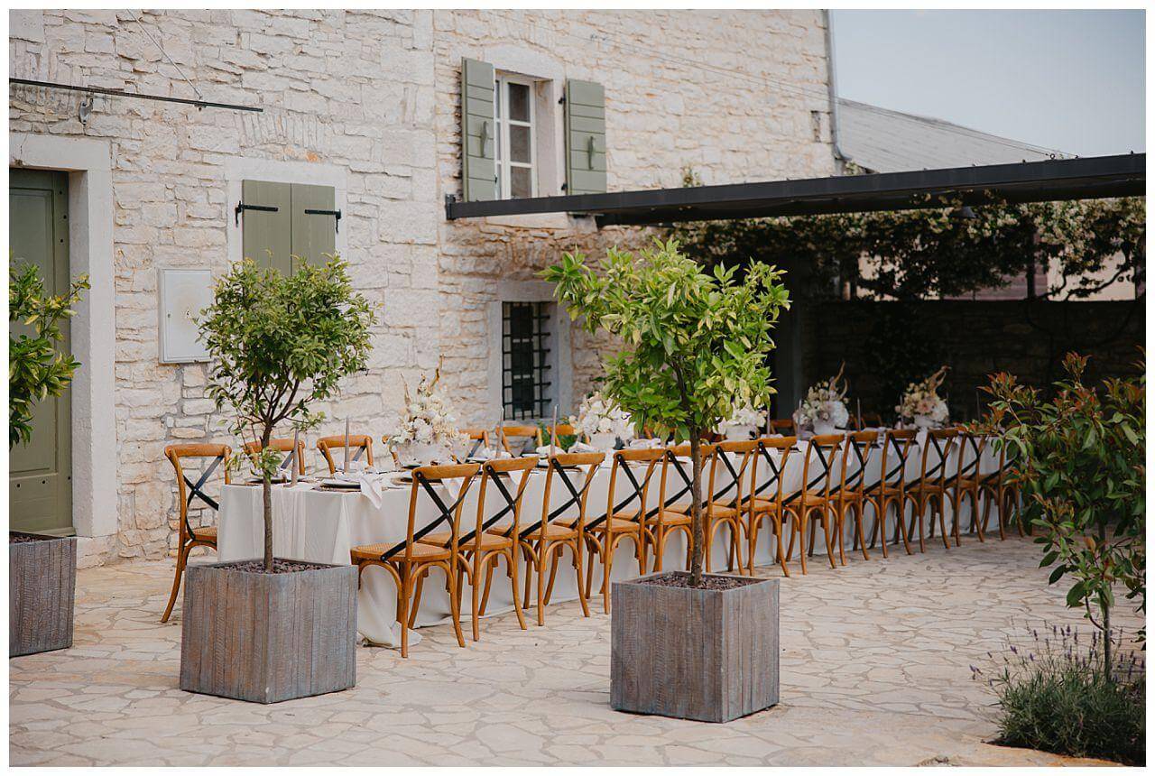 Tisch mit weißer Tischdecke und weißer Blumendekoration bei einer Hochzeit in Istrien Kroatien