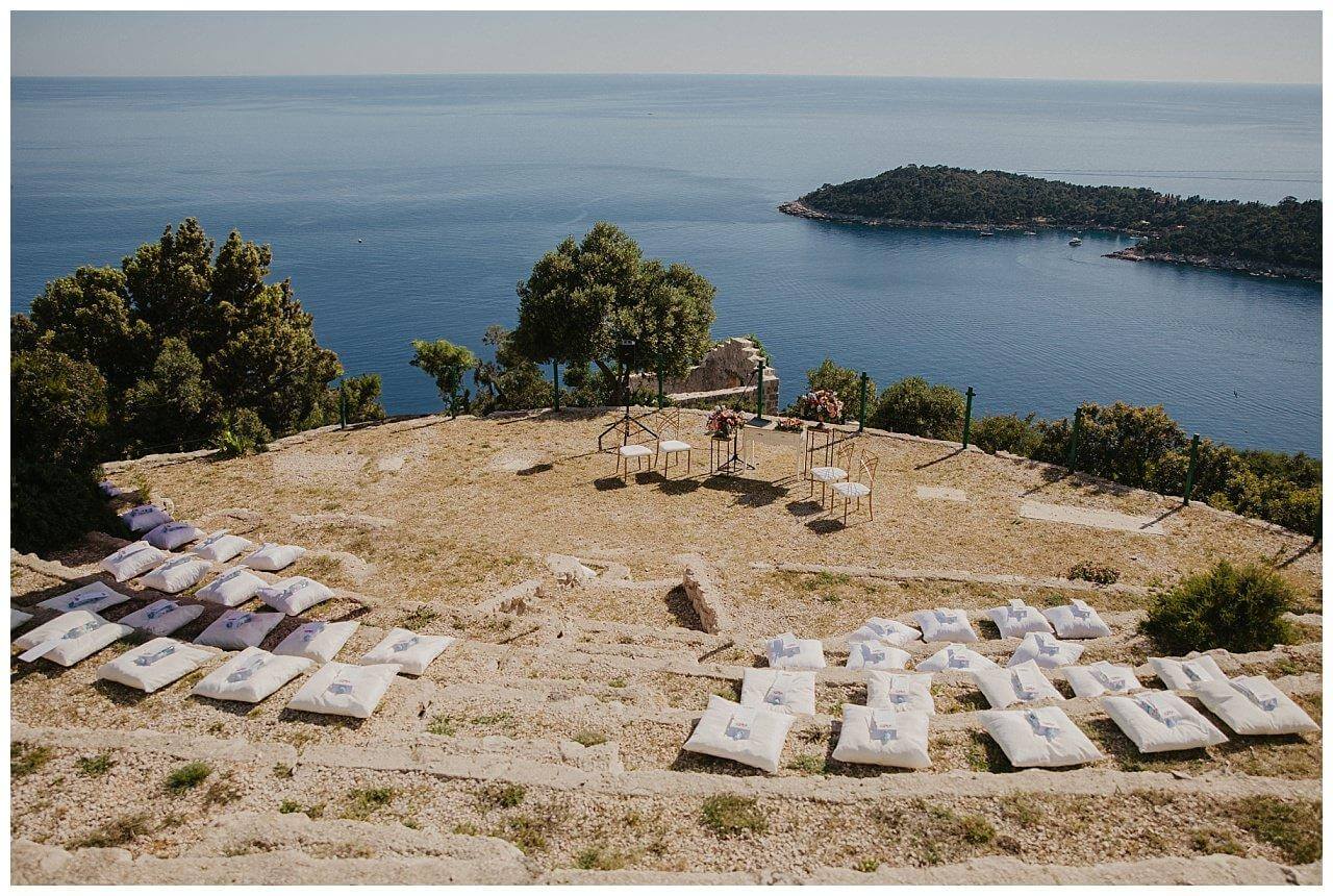 Freier Trauungs Altar an einer Klippe mit Blick aufs Meer in Kroatien in der Stadt Dubrovnik
