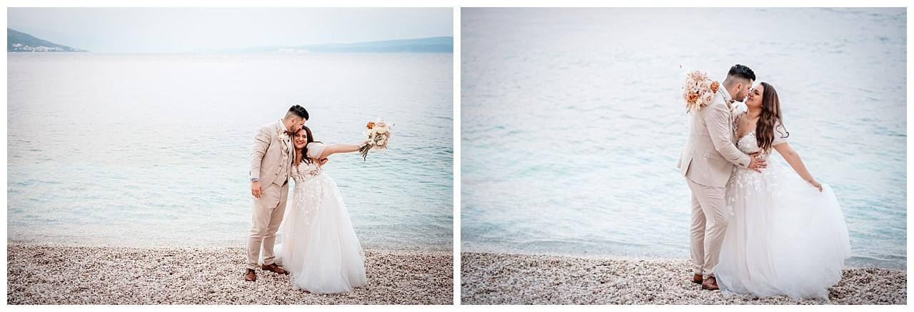 Brautpaar in weiß beige am Meer bei ihrer Hochzeit in Kroatien