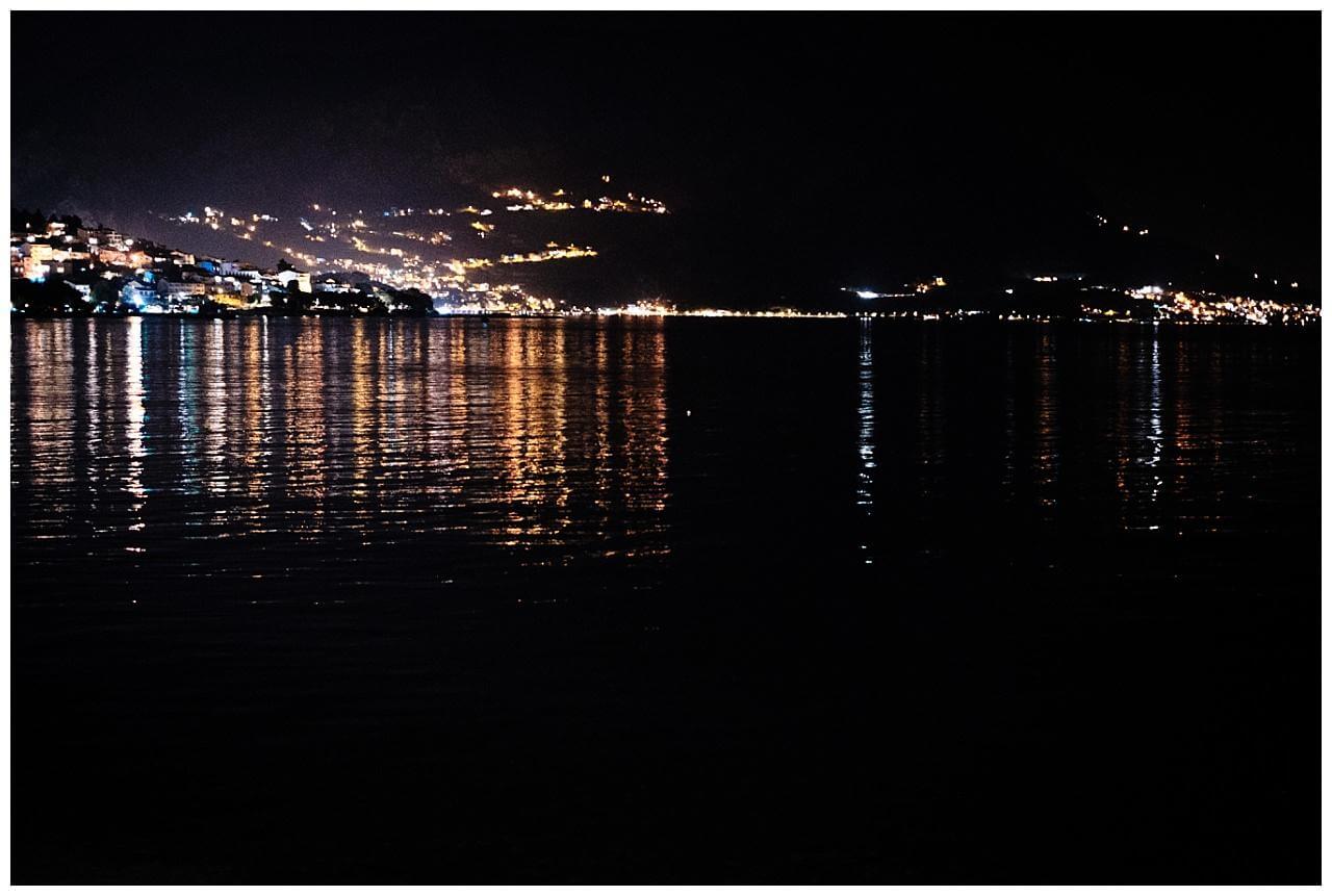 Nachts das Meer mit dem Leuchten der Stadt bei einer Hochzeit am Meer in Kroatien