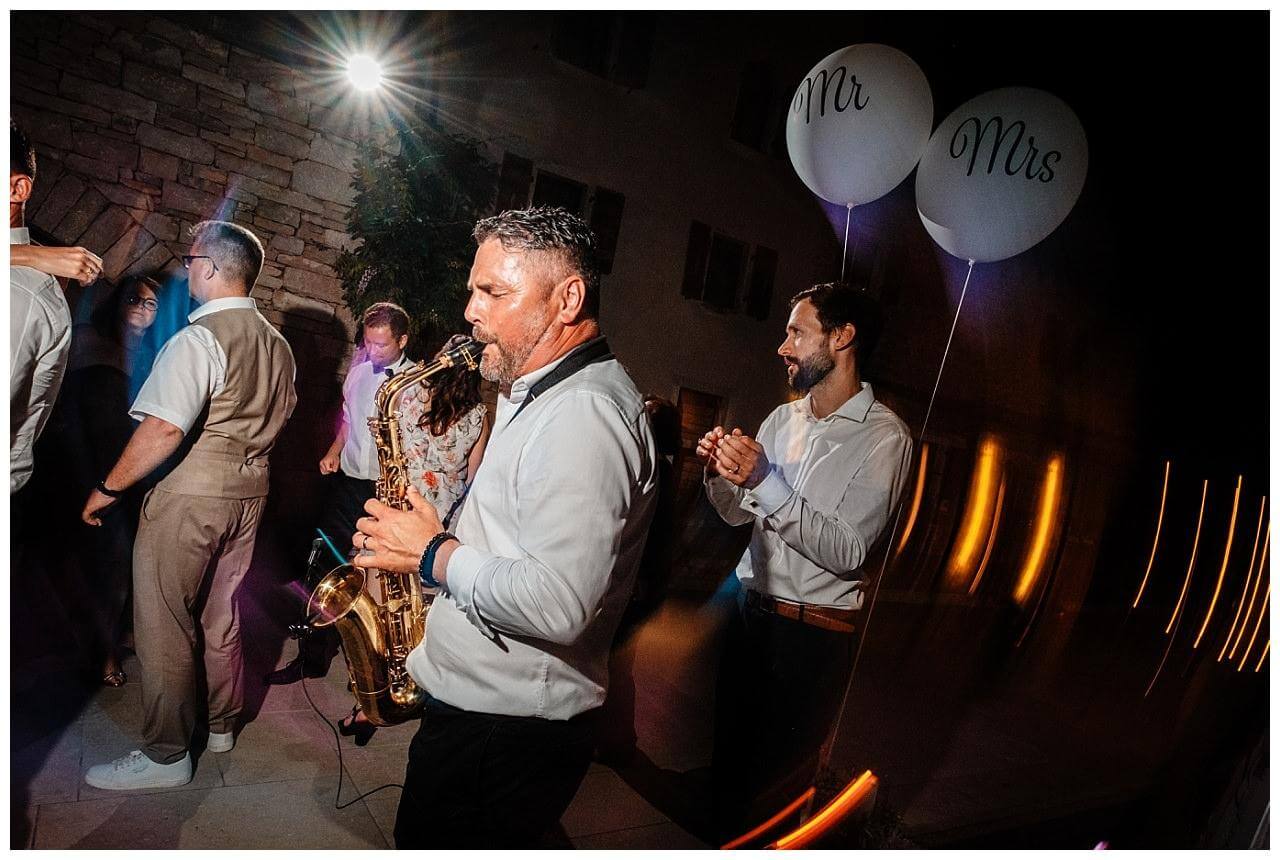 live Saxofon Spieler bei after wedding party in einer Finka in Istrien Kroatien