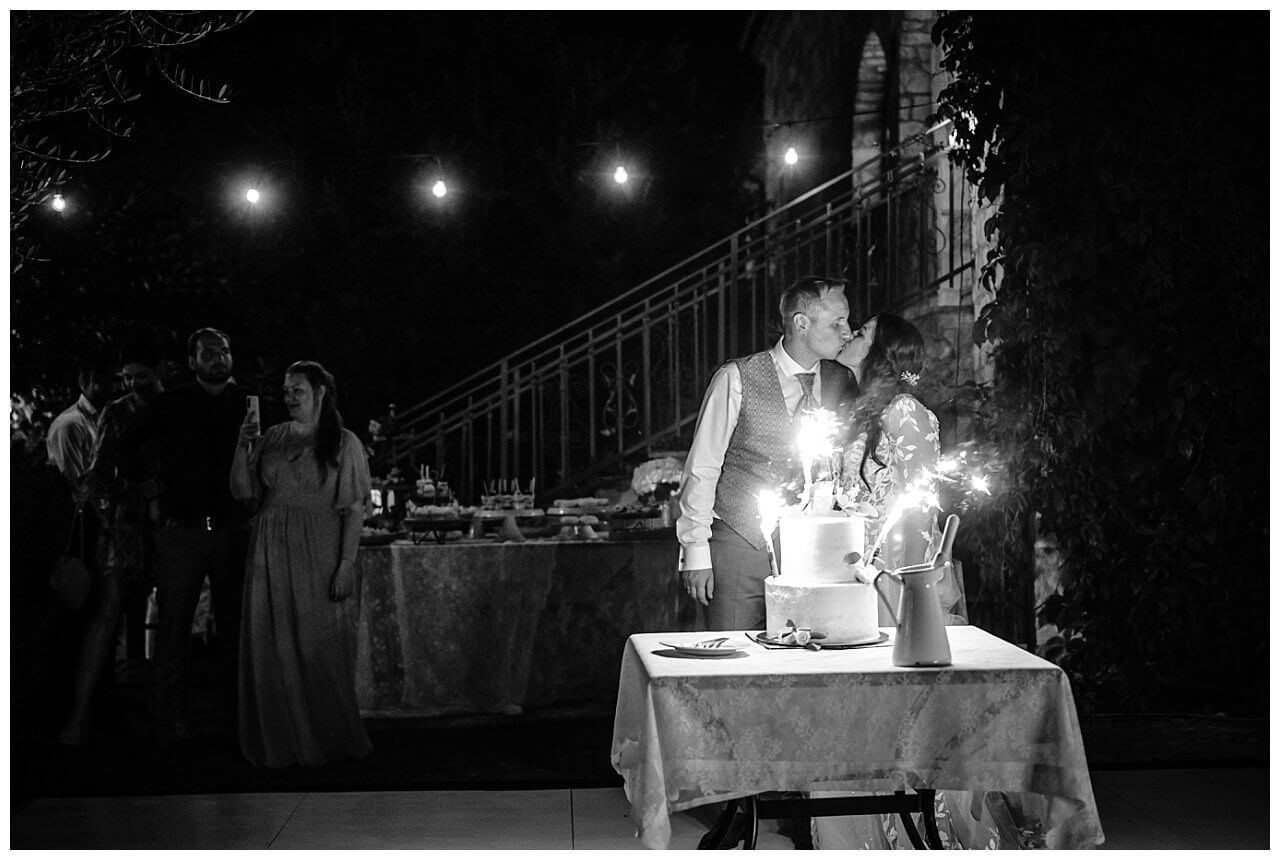 Brautpaar bei ihrer Hochzeitstorte schwarz weiß bei ihrer Hochzeit in einer privaten Finka in Kroatien