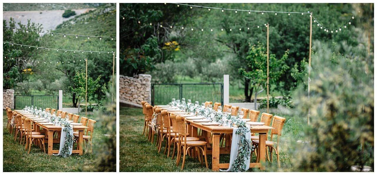 Brauner Holztisch mit grüner Blätter Dekoration auf einer Hochzeit in Istrien Kroatien