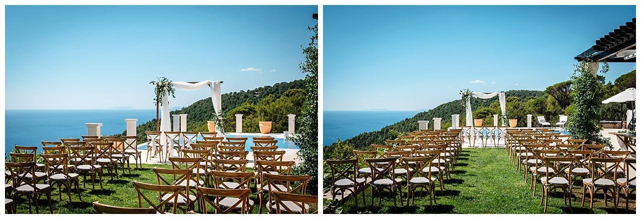 Traubogen aus Holz mit weißem Stoff und weißen Rosen am Pool mit dem Blick aufs Meer bei einer Hochzeit in einer privaten Villa in Kroatien