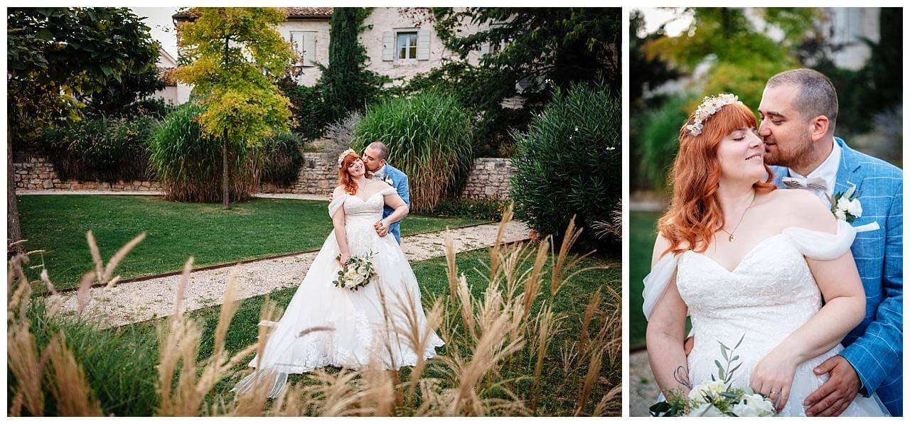 Brautpaar in blau weiß im Garten bei ihrer Hochzeit am Meer in Kroatien